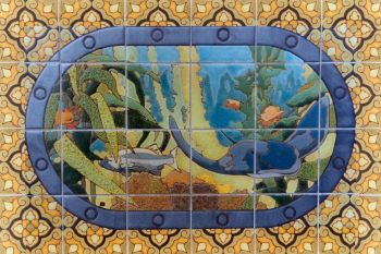 EP Porthole Oval Ray Mural  24x36" tile with a manta ray