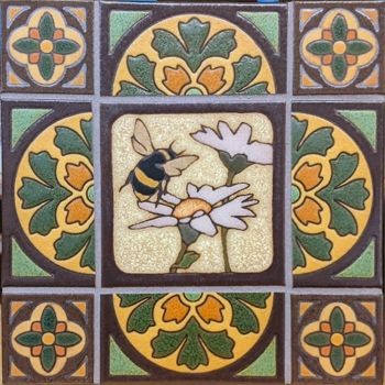 Bee with Cardiff Deco border
